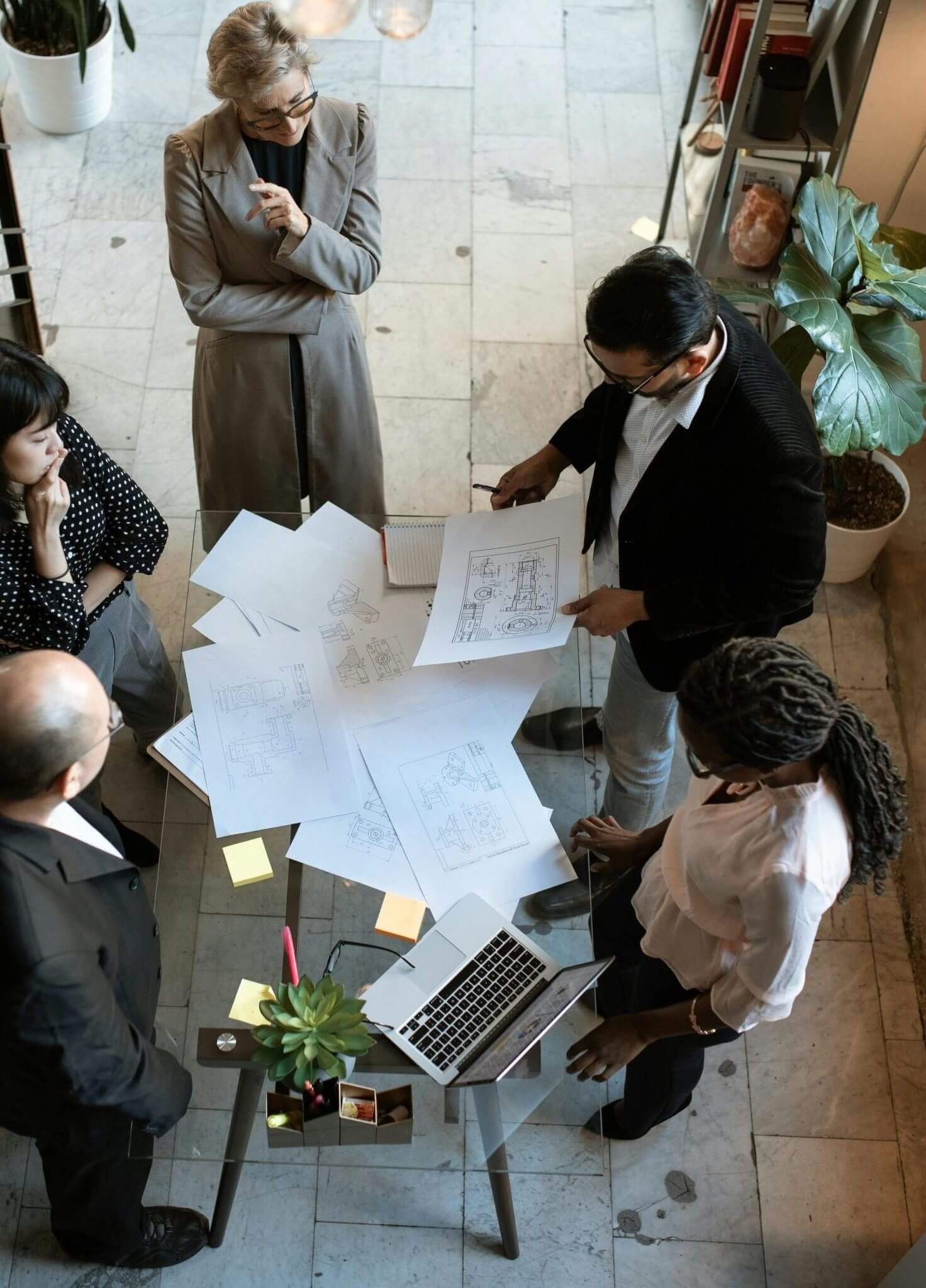 Ein Team von Fachleuten führt ein Geschäftstreffen in einem eleganten, modernen Büroambiente.